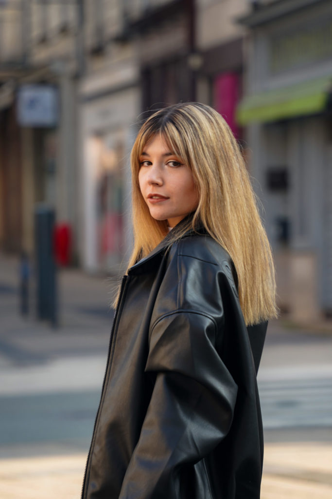 Photo d'une jeune femme dans les rues d'Angers